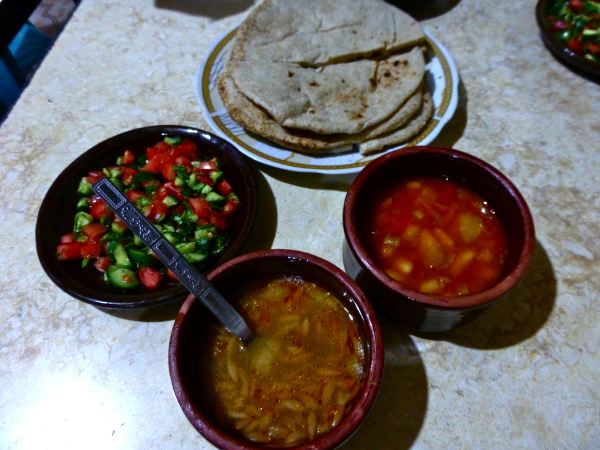 Das typische Essen...dazu Hühnchen oder Kofta (Hackfleischwürstchen)