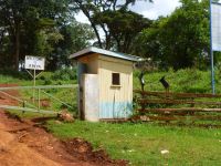 Die Grenze...anscheinend braucht man unbedingt Gummistiefel in Kenya