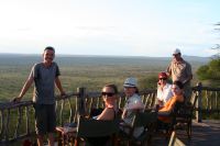 Sundowner am Deck von Lions Bluff Lodge