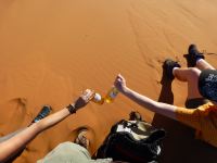 Andrea und Katharina zischen ein Savannah zum Sonnenuntergang