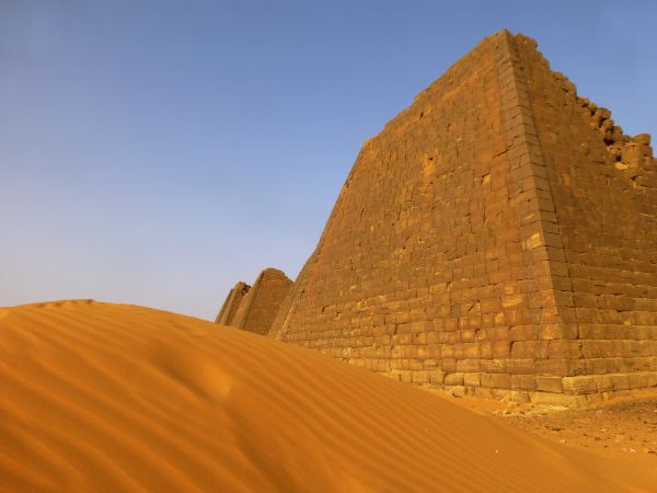 Begrawiya-Pyramiden, in der Wüste