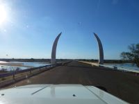 und plötzlich Teerstraße und eine Brücke: die Grenze nach Tanzania!