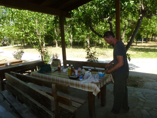 Wir grillen mit Kohlen vom Lake Turkana