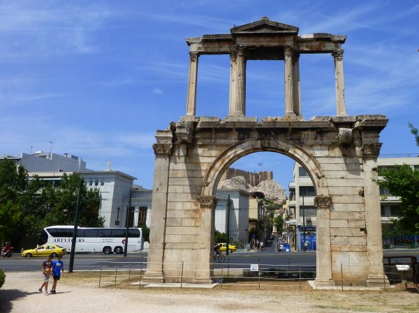 Akropolis im Hintergrund