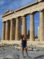 Andrea vor dem Parthenon