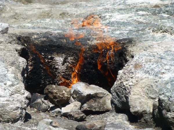 Und lässt den Berg Flammen spucken