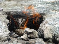 Und lässt den Berg Flammen spucken