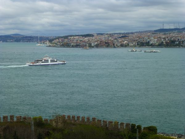 Von der Terasse Blick zur Brücke