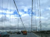 fahren wir über die Bosporus-Brücke...