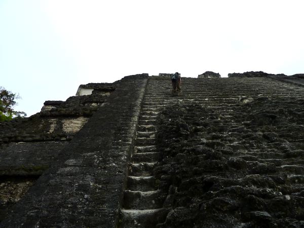 und erklimmen die Pyramide