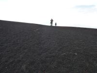 und wir wandern auf schwarzem Vulkansand