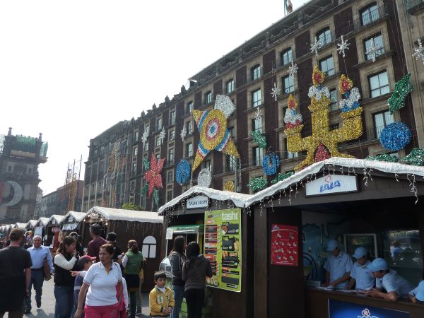 Zocalo (der zentrale Platz) mit Weihnachtsbuden 