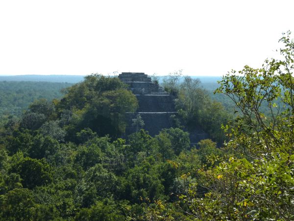 Blick zur Nachbarpyramide