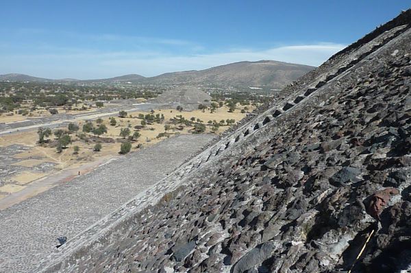 Blick von der Sonnepyramide zur Mondpyramide