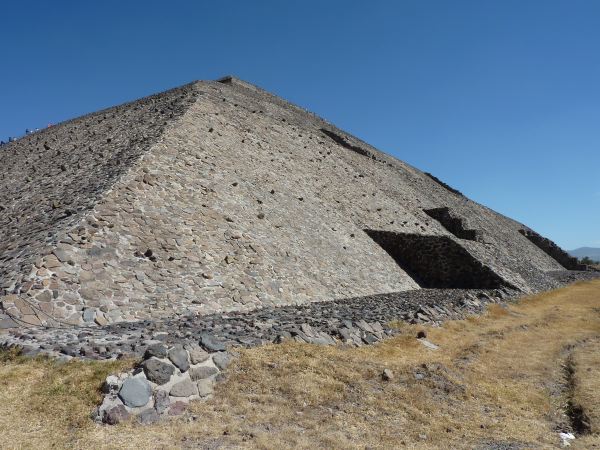 Noch mal rumgelaufen um die Pyramide - wir könnten ja hinten was verpassen.