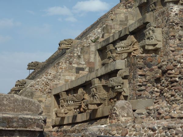 Hier wurde ein teil der Pyramiden restauriert, früher haben wohl alle solche Verziehrungen gehabt und warren bunt bemalt.