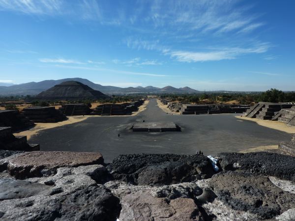 Blick auf die Straße der Toten, links Sonnenpyramide