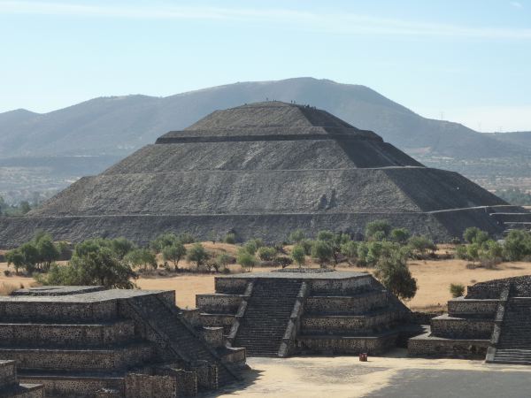 Sonnenpyramide von der Mondpyramide aus gesehen. Ohje, da 'dürfen' wir jetzt auch gleich noch rauf