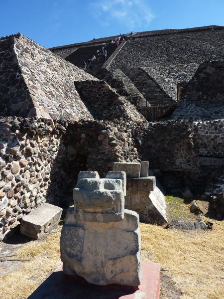 Skulptur - man nimmt an, dass das Äußere der Pyramide mit solchen Ornamenten geschmückt war