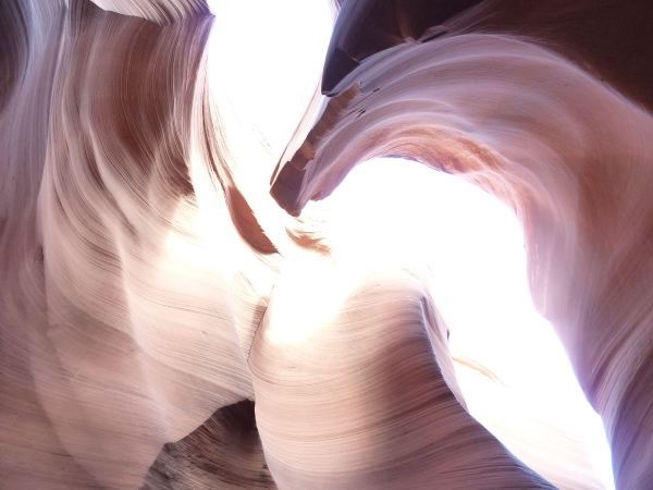 Die Sonne wirft immer mehr Licht in den Canyon