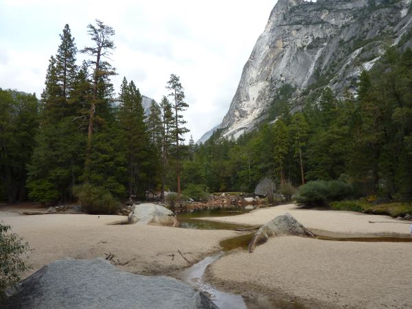 Der Wandfuß des Half Dome liegt rechts vor uns
