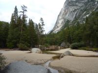 Der Wandfuß des Half Dome liegt rechts vor uns