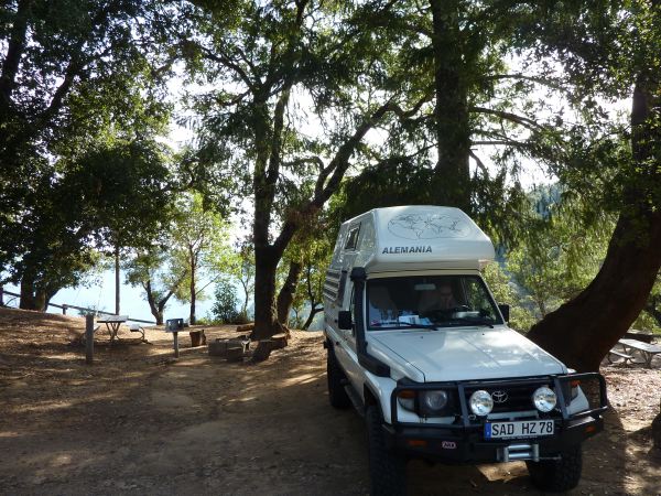 toller Campground in den Bergen links der Küste