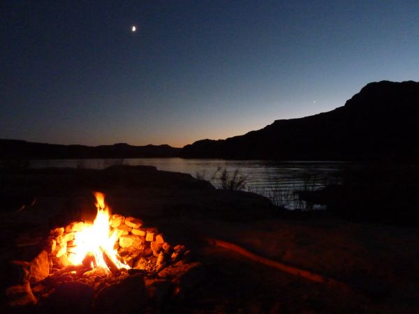 Abends grillen wir und sitzen noch ewig unter der Milchstraße.