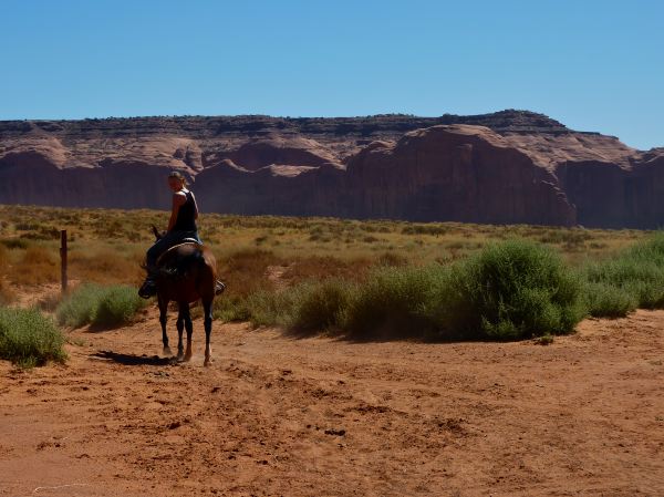 Andrea macht den John Wayne