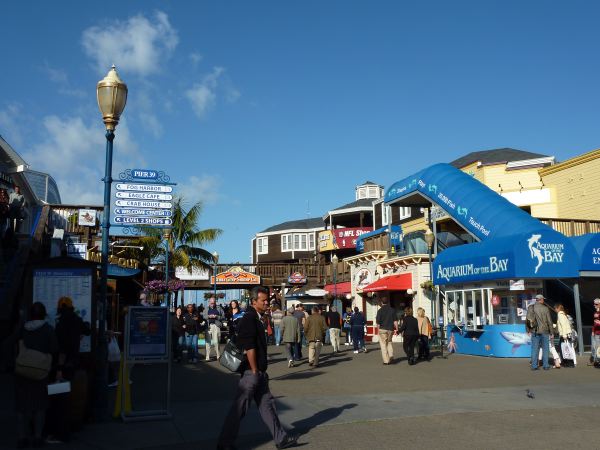 Am Pier 39, rechts kommt das Hard Rock Cafe