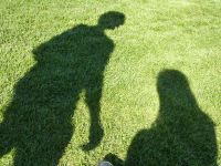 Auf perfekt gepflegtem Rasen