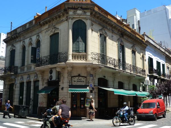 Vor dem La Poesia, San Telmo