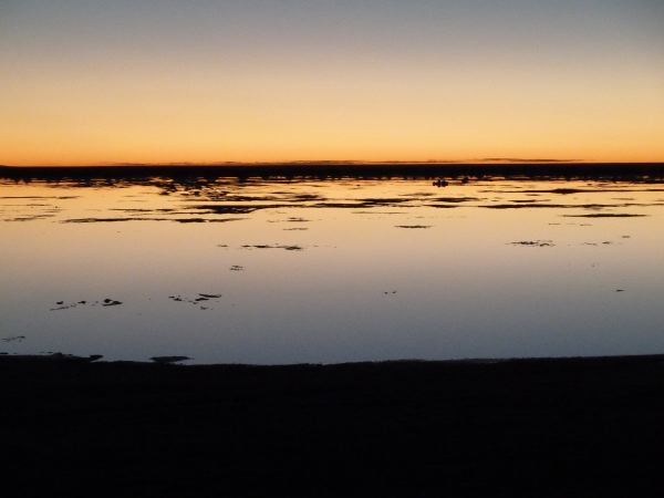 Es wird Nach auf dem Salar de Uyuni