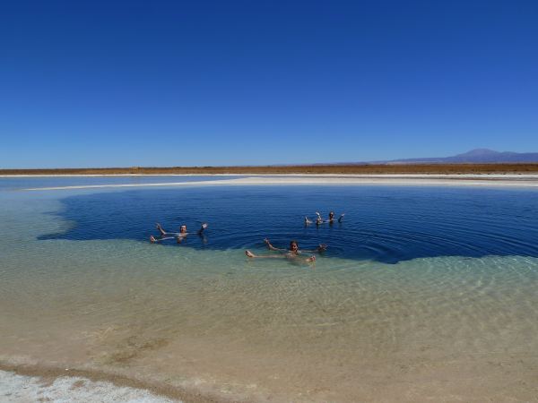 In der Salzlagune treiben wir wie im Toten Meer. Bei 7 Grad Wassertemperatur leider ein sehr kurzes Vergnügen.