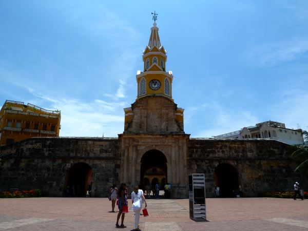 Vor der Puerta del Reloj