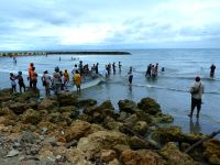 Fischer bei der Arbeit am Stadtstrand