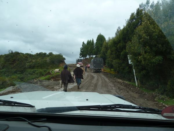 LKW rechts blieb stecken