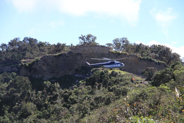 Da kommt der Hubschrauber mit dem Regional-Gouverneur