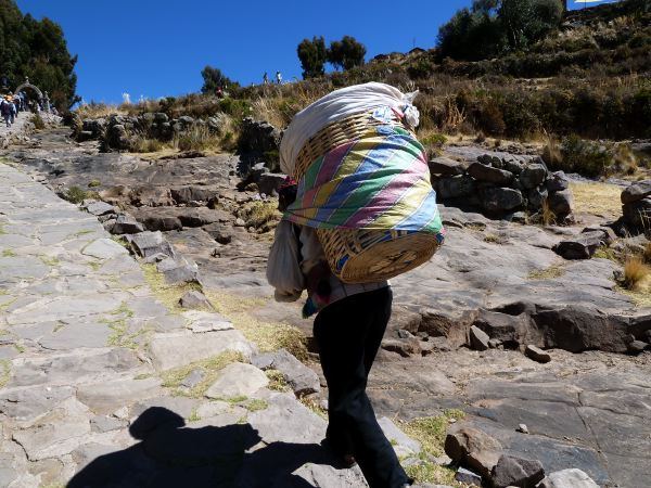 Die Männer schuften, sie tragen oder stricken